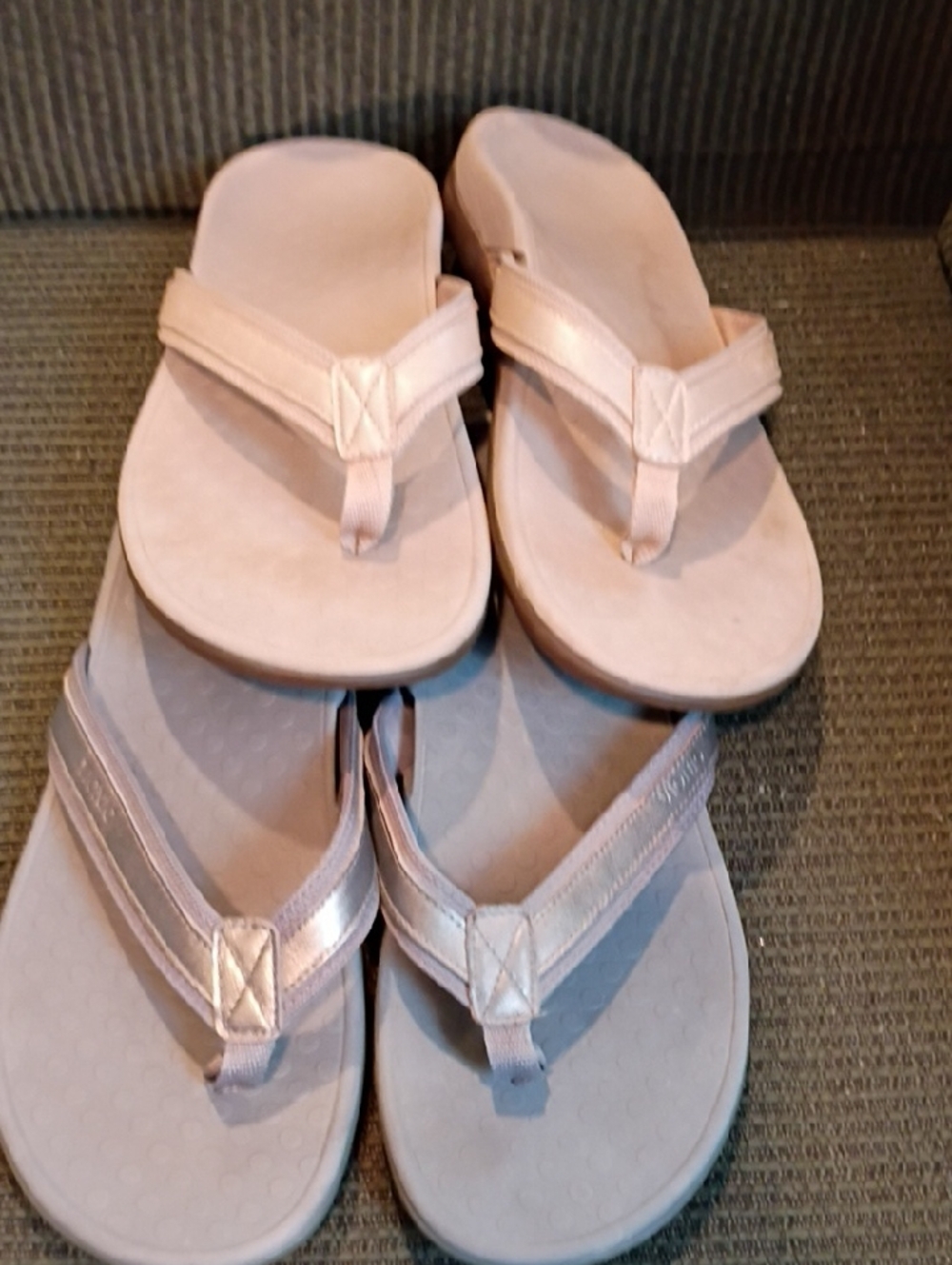 2 Pair Vionic Women’s  Comfort Flip Flops -  Casual Sandals Gray/Tan Sz 10